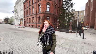 Публичен пикап: красиво момиче се чука за iPhone и получава сперма в путката си. CleoModel